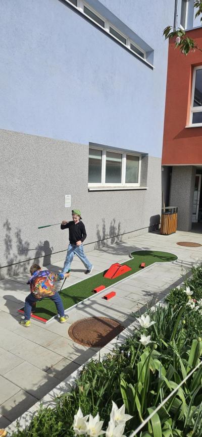 Na školním nádvoří hrajeme minigolf!
