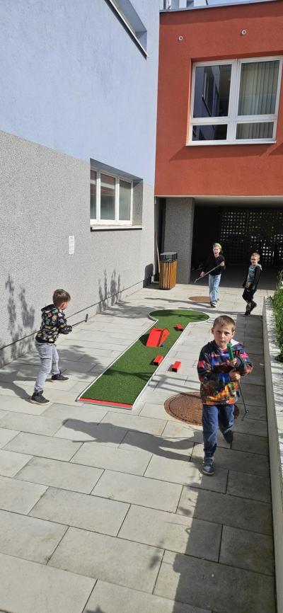 Na školním nádvoří hrajeme minigolf!