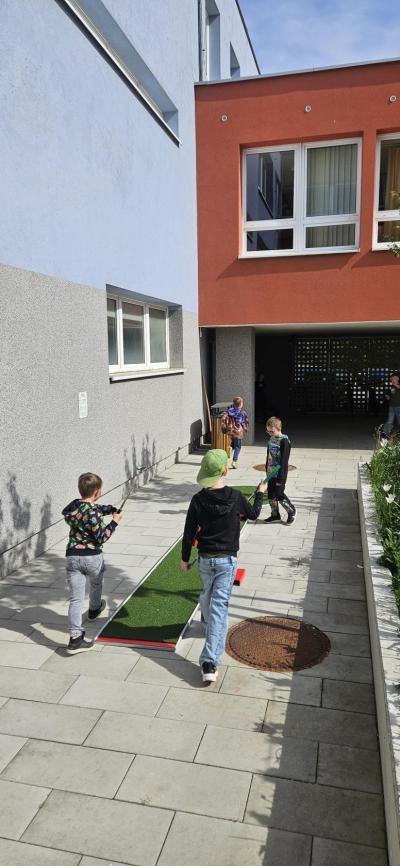 Na školním nádvoří hrajeme minigolf!