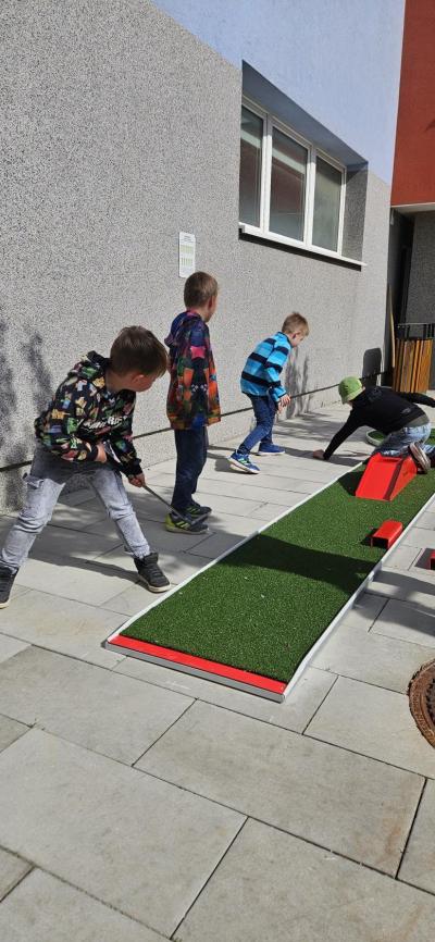 Na školním nádvoří hrajeme minigolf!