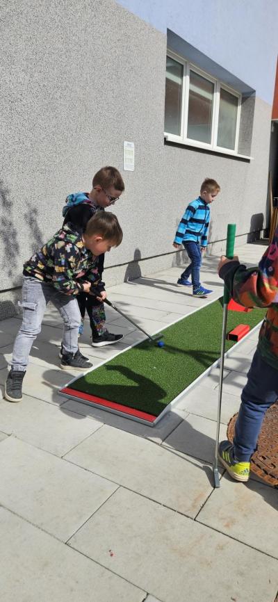Na školním nádvoří hrajeme minigolf!