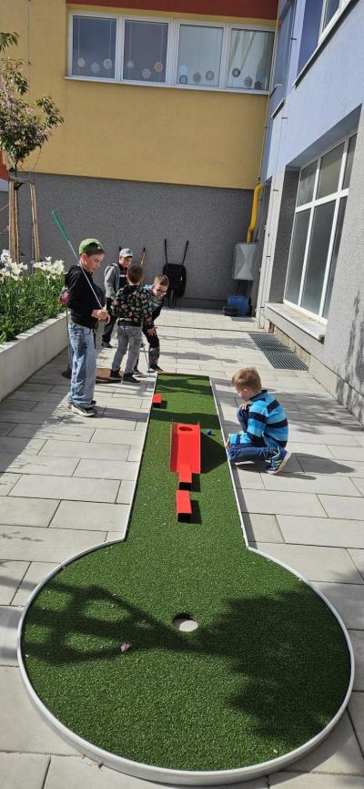 Na školním nádvoří hrajeme minigolf!