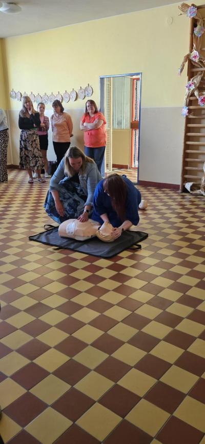 Pedagogové si vyzkoušeli první pomoc na vlastní ruce
