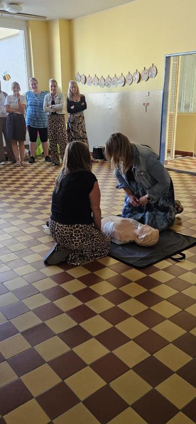 Pedagogové si vyzkoušeli první pomoc na vlastní ruce