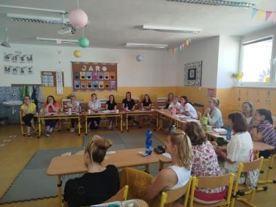 Pedagogové si vyzkoušeli první pomoc na vlastní ruce