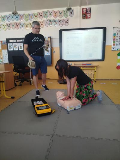 Pedagogové si vyzkoušeli první pomoc na vlastní ruce