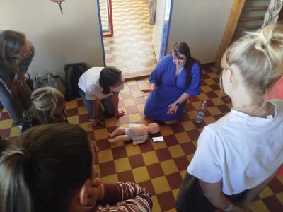 Pedagogové si vyzkoušeli první pomoc na vlastní ruce