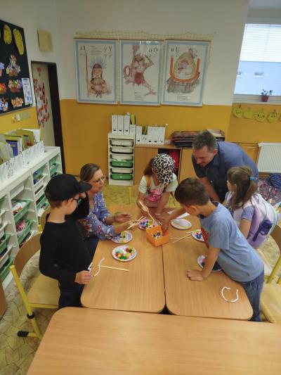 Projektový den „Učitelé dětem“ rozjasnil v deštivém dni celou školu